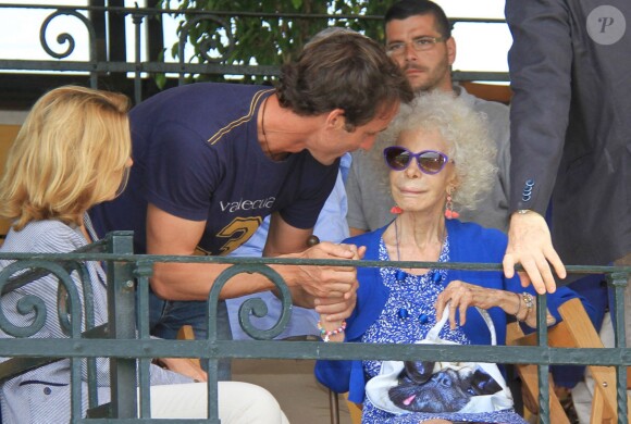 Cayetana Fitz-James Stuart, 18e duchesse d'Albe, était le 4 octobre 2014 avec son mari Alfonso Diez au Real Club Pineda de Séville pour voir son fils Cayetano en lice lors du jumping. La flamboyante aristocrate est morte le 20 novembre 2014 à l'âge de 88 ans.