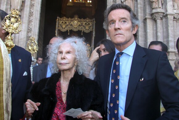 Cayetana Fitz-James Stuart, 18e duchesse d'Albe, avec son mari Alfonso Diez le 27 octobre 2013 à Séville lors d'une cérémonie pour la vierge des gitans. La flamboyante aristocrate est morte le 20 novembre 2014 à l'âge de 88 ans.