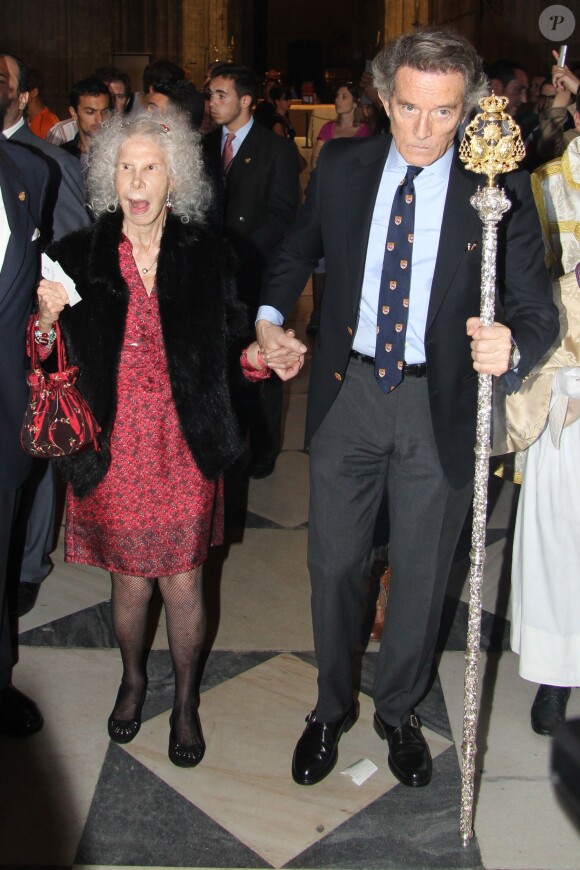 Cayetana Fitz-James Stuart, 18e duchesse d'Albe, avec son mari Alfonso Diez le 27 octobre 2013 à Séville lors d'une cérémonie pour la vierge des gitans. La flamboyante aristocrate est morte le 20 novembre 2014 à l'âge de 88 ans.