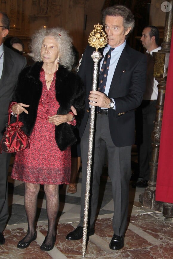 Cayetana Fitz-James Stuart, 18e duchesse d'Albe, avec son mari Alfonso Diez le 27 octobre 2013 à Séville lors d'une cérémonie pour la vierge des gitans. La flamboyante aristocrate est morte le 20 novembre 2014 à l'âge de 88 ans.