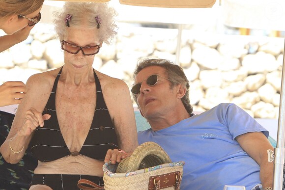 Cayetana Fitz-James Stuart, 18e duchesse d'Albe, à Ibiza le 21 août 2013 avec Alfonso Diez. La flamboyante aristocrate est morte le 20 novembre 2014 à l'âge de 88 ans.