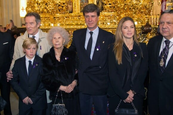 Cayetana Fitz-James Stuart, 18e duchesse d'Albe, en famille le 28 mars 2013 à Séville lors de la semaine pascale. La flamboyante aristocrate est morte le 20 novembre 2014 à l'âge de 88 ans.
