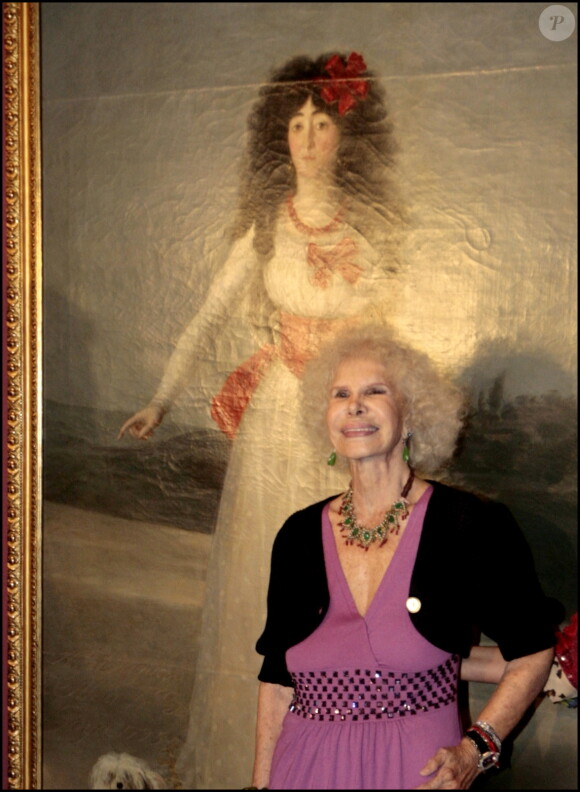 Cayetana Fitz-James Stuart, 18e duchesse d'Albe, visitant une exposition sur la Maison d'Albe à Séville. La flamboyante aristocrate est morte le 20 novembre 2014 à l'âge de 88 ans.