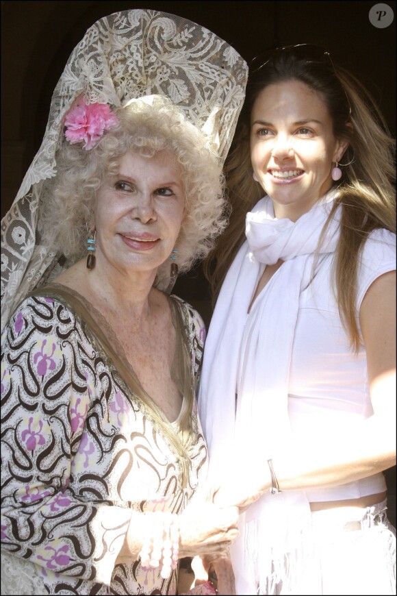 Cayetana Fitz-James Stuart, 18e duchesse d'Albe, avec Genoveva Casanova en avril 2007 lors de la Feria de Séville. La flamboyante aristocrate est morte le 20 novembre 2014 à l'âge de 88 ans.