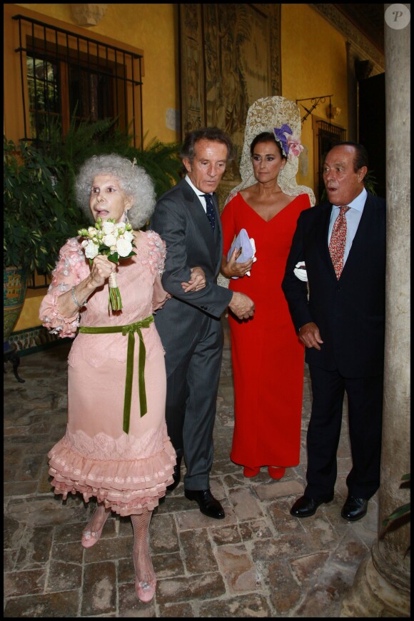 POOL PICTURES - CAYETANA FITZ-JAMES STUART, DUCHESSE D' ALBE ET ALFONSO DIEZ A LEUR MARIAGE A LA DUENAS PALACIO A SEVILLE.  Cayetana Fitz-James Stuart, Duchess of Alba, and Alfonso Diez wedding at the Palacio de Duenas in Seville.- October 5, 201105/10/2011 - seville
