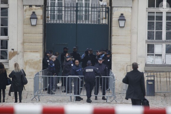 Nabilla Bennatia quitte sa cellule de la maison d'arrêt de Versailles et se rend à la la cour d'appel de Versailles le 20 novembre 2014. La vedette de télé-réalité Nabilla, soupçonnée d'avoir poignardé son compagnon Thomas Vergara et placée en détention provisoire, saura "dans la journée" si la cour d'appel de Versailles décide de la remettre en liberté, ont affirmé jeudi matin ses avocats. "La chambre de l'instruction (de la cour d'appel) va rendre sa décision dans la journée", ont déclaré Me Christian Saint-Palais et Martin Desrues.