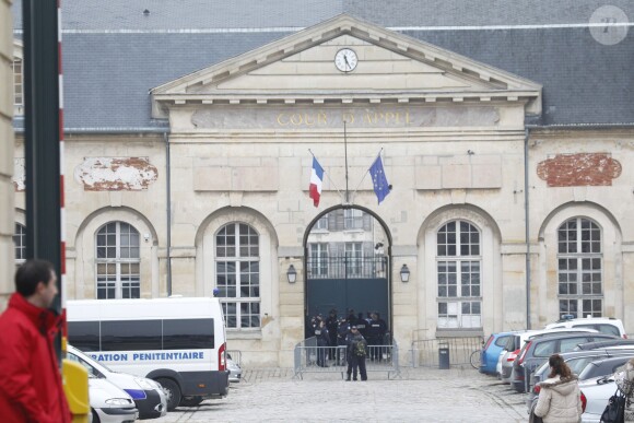 Nabilla Bennatia quitte sa cellule de la maison d'arrêt de Versailles et se rend à la la cour d'appel de Versailles le 20 novembre 2014. La vedette de télé-réalité Nabilla, soupçonnée d'avoir poignardé son compagnon Thomas Vergara et placée en détention provisoire, saura "dans la journée" si la cour d'appel de Versailles décide de la remettre en liberté, ont affirmé jeudi matin ses avocats. "La chambre de l'instruction (de la cour d'appel) va rendre sa décision dans la journée", ont déclaré Me Christian Saint-Palais et Martin Desrues.