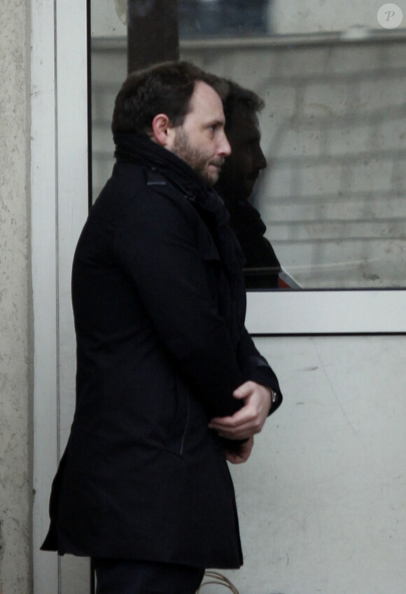 Martin Desrues (avocat de Nabilla Benattia) arrive à la maison d'arrêt de Versailles - Nabilla Bennatia quitte sa cellule de la maison d'arrêt de Versailles et se rend à la la cour d'appel de Versailles le 20 novembre 2014. La vedette de télé-réalité Nabilla, soupçonnée d'avoir poignardé son compagnon Thomas Vergara et placée en détention provisoire, saura "dans la journée" si la cour d'appel de Versailles décide de la remettre en liberté, ont affirmé jeudi matin ses avocats. "La chambre de l'instruction (de la cour d'appel) va rendre sa décision dans la journée", ont déclaré Me Christian Saint-Palais et Martin Desrues.