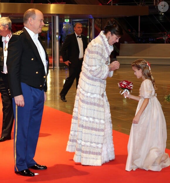 La princesse Caroline de Hanovre reçoit un bouquet de fleurs aux couleurs de la principauté, sous les yeux du prince Albert II de Monaco, d'Andrea Casiraghi et de son épouse Tatiana Santo Domingo, enceinte, lors du gala de clôture de la Fête nationale monégasque, le 19 novembre 2014 au Grimaldi Forum.