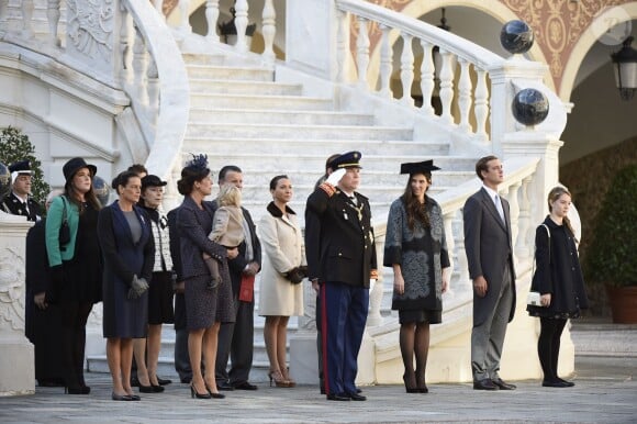 La famille princière de Monaco lors de la cérémonie de la prise d'armes dans la cour du palais, le 19 novembre 2014 dans le cadre des célébrations de la Fête nationale monégasque.