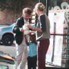 Exclusif - Charlize Theron, son fils Jackson et son compagnon Sean Penn achètent un Frozen Yogurt après leur déjeuner au restaurant "The Ivy" à Santa Monica, le 19 novembre 2014. 