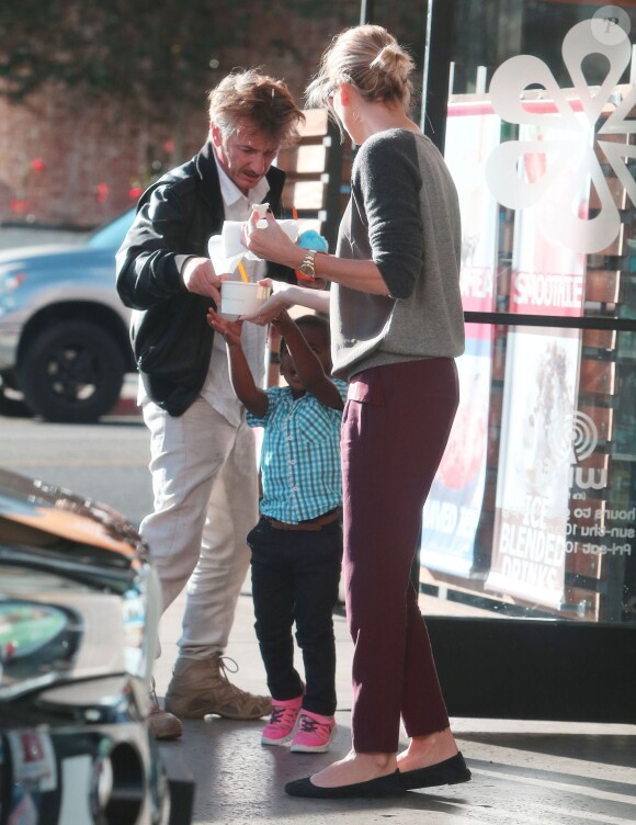 Exclusif - Charlize Theron, son fils Jackson et son compagnon Sean Penn achètent un Frozen Yogurt après leur déjeuner au restaurant "The Ivy" à Santa Monica, le 19 novembre 2014. 