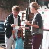 Exclusif - Charlize Theron, son fils Jackson et son compagnon Sean Penn achètent un Frozen Yogurt après leur déjeuner au restaurant "The Ivy" à Santa Monica, le 19 novembre 2014.