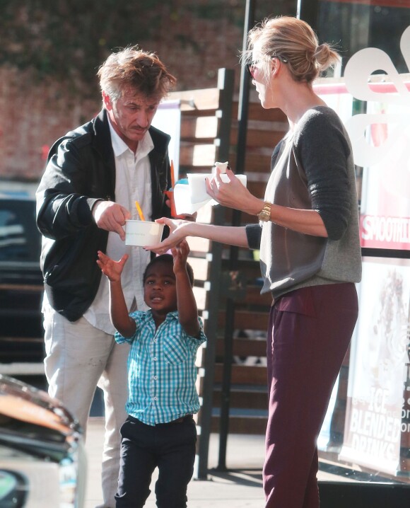 Exclusif - Charlize Theron, son fils Jackson et son compagnon Sean Penn achètent un Frozen Yogurt après leur déjeuner au restaurant "The Ivy" à Santa Monica, le 19 novembre 2014.