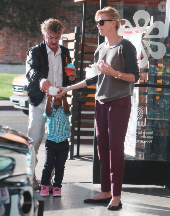 Exclusif - Charlize Theron, son fils Jackson et son compagnon Sean Penn achètent un Frozen Yogurt après leur déjeuner au restaurant "The Ivy" à Santa Monica, le 19 novembre 2014.