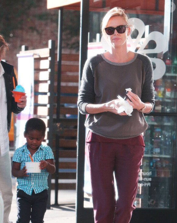 Exclusif - Charlize Theron, son fils Jackson et son compagnon Sean Penn achètent un Frozen Yogurt après leur déjeuner au restaurant "The Ivy" à Santa Monica, le 19 novembre 2014.