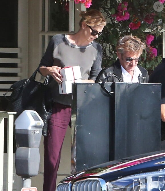 Exclusif - Charlize Theron et son compagnon Sean Penn à Santa Monica, le 19 novembre 2014.
