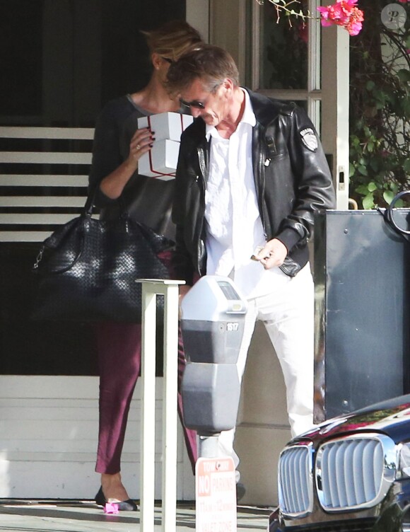 Exclusif - Charlize Theron et son compagnon Sean Penn à Santa Monica, le 19 novembre 2014.