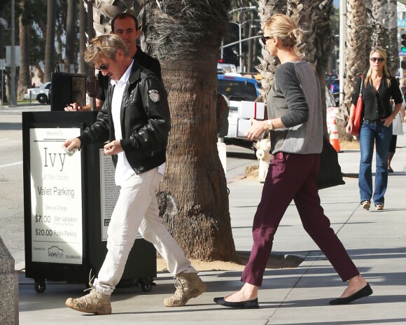 Exclusif - Charlize Theron et son compagnon Sean Penn à Santa Monica, le 19 novembre 2014.