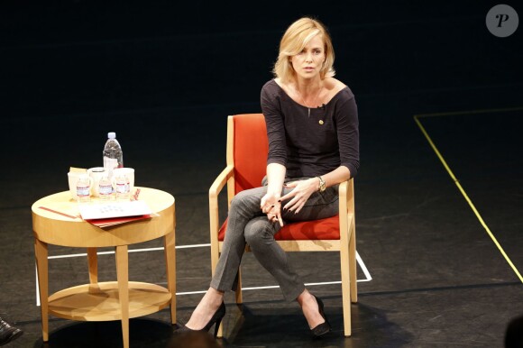 Charlize Theron - Charlize Theron, messagère des Nations Unies pour la paix et fondatrice du "Charlize Theron Africa Outreach Project", présente un rapport de l'ONU lors d'une conférence afin de renforcer les efforts contre l'épidémie du Sida, à Los Angeles, le 18 novembre 2014.