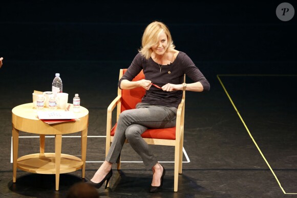 Charlize Theron - Charlize Theron, messagère des Nations Unies pour la paix et fondatrice du "Charlize Theron Africa Outreach Project", présente un rapport de l'ONU lors d'une conférence afin de renforcer les efforts contre l'épidémie du Sida, à Los Angeles, le 18 novembre 2014.