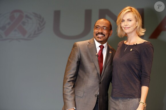 Michel Sidibe (directeur général d'ONU-sida) et Charlize Theron - Charlize Theron, messagère des Nations Unies pour la paix et fondatrice du "Charlize Theron Africa Outreach Project", présente un rapport de l'ONU lors d'une conférence afin de renforcer les efforts contre l'épidémie du Sida, à Los Angeles, le 18 novembre 2014.