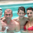  Zinedine Zidane avec sa femme V&eacute;ronique et leurs fils Enzo et Th&eacute;o en d&eacute;cembre 2004.&nbsp; 