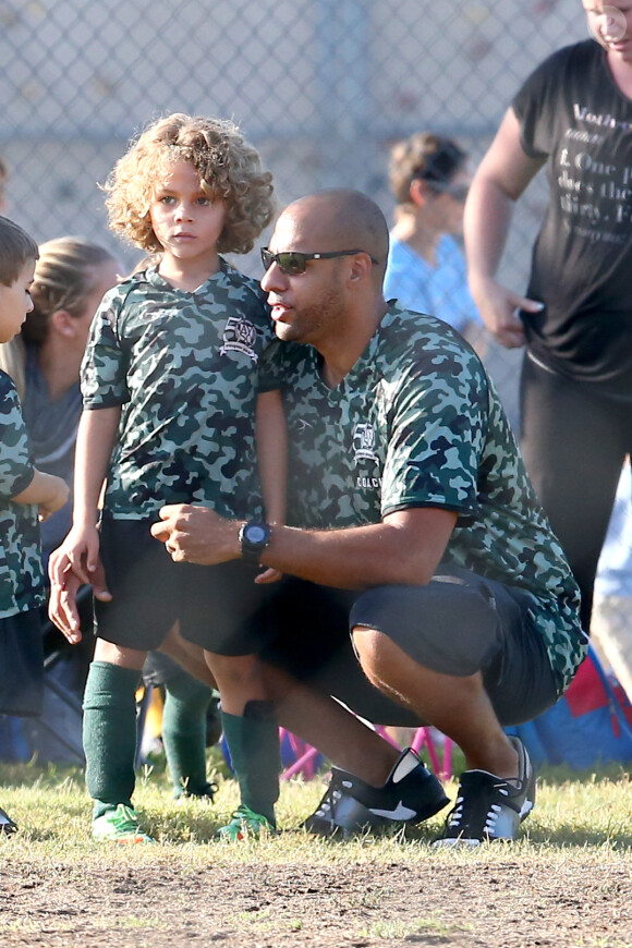 Kendra Wilkinson avec son mari Hank Baskett et leur fils à Los Angeles, le 27 septembre 2014.