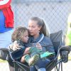 Kendra Wilkinson avec son fils, Hank Baskett Jr à Los Angeles, le 27 septembre 2014.