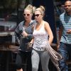 Kendra Wilkinson se rend au restaurant avec une amie à Sherman Oaks, le 28 juillet 2014.