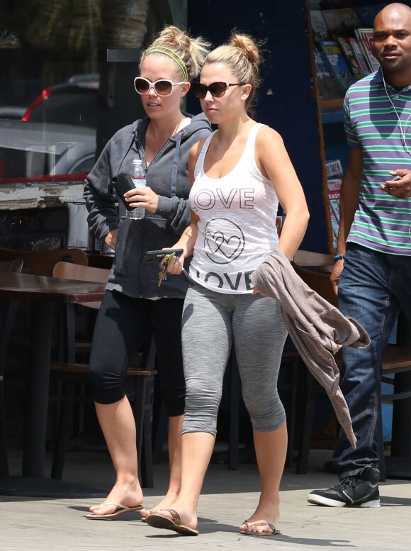 Kendra Wilkinson se rend au restaurant avec une amie à Sherman Oaks, le 28 juillet 2014.