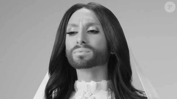 Conchita Wurst dans le clip de Heroes