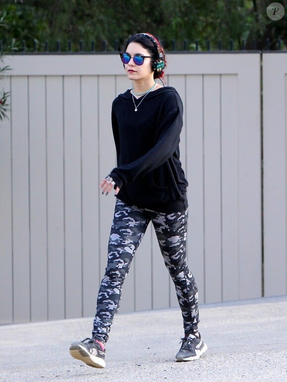 Vanessa Hudgens en promenade à Los Angeles, le 17 novembre 2014