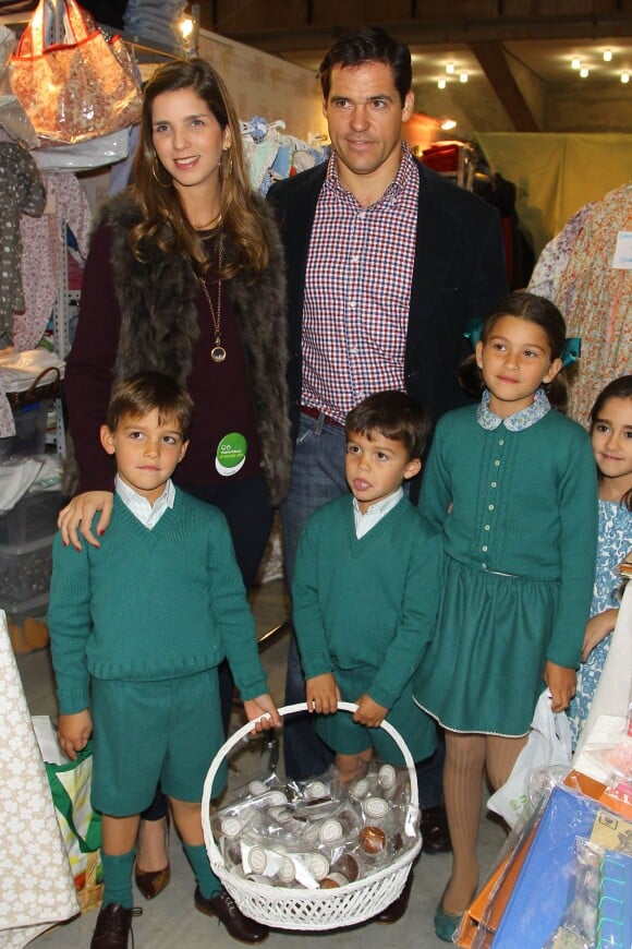 La princesse Margarita avec son mari le prince Louis de Bourbon et leurs enfants Eugenia, Luis et Alfonso le 22 novembre 2014 à Madrid lors de la vente caritative Rastrillo Nuevo Futuro, au profit de l'association qui vient en aide aux orphelins.