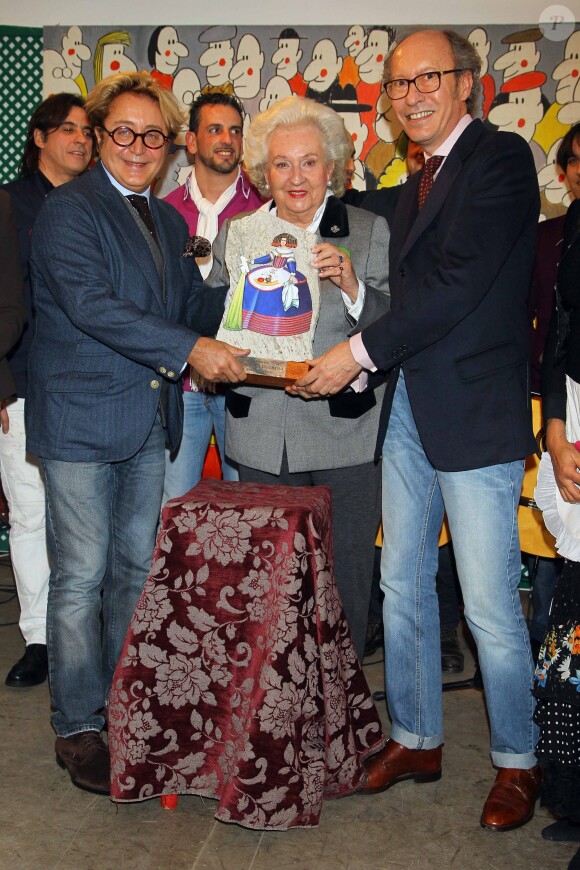 L'infante Pilar de Bourbon avec les créateurs Victorio et Lucchino lors la vente caritative El Rastrillo Nuevo Futuro 2014 à Madrid, le 22 novembre 2014.