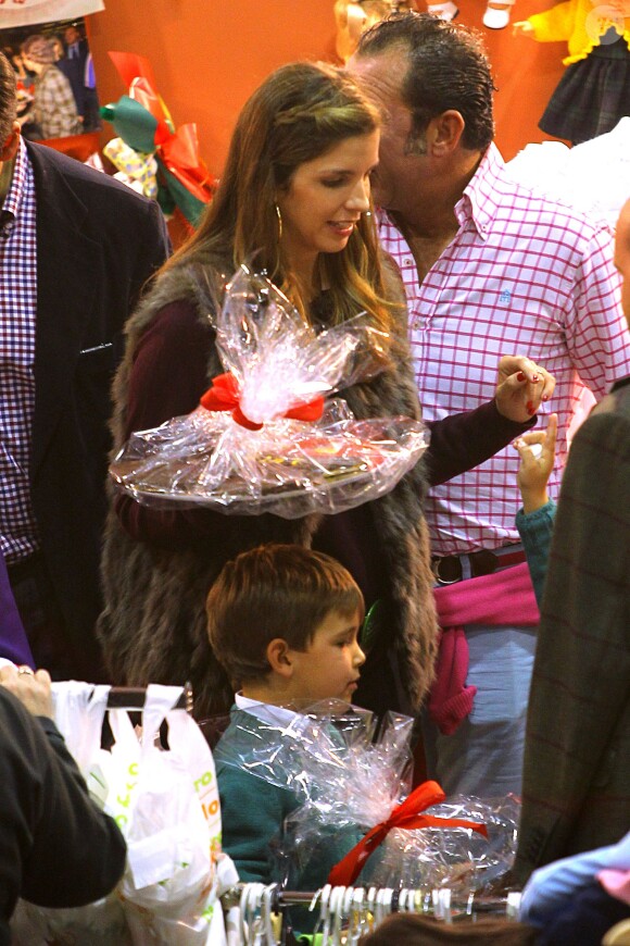 La princesse Margarita et l'un de ses fils le 22 novembre 2014 à Madrid lors la vente de charité de l'association Nuevo Futuro, dont elle est la présidente d'honneur.