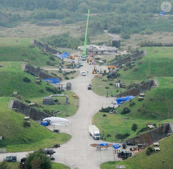 Exclusif - Reportage sur le tournage du nouveau Star Wars 7 dans le Berkshire en Angleterre, le 17 septembre 2014. On aperçoit un Millennium Falcon et X-wing devant un hangar.