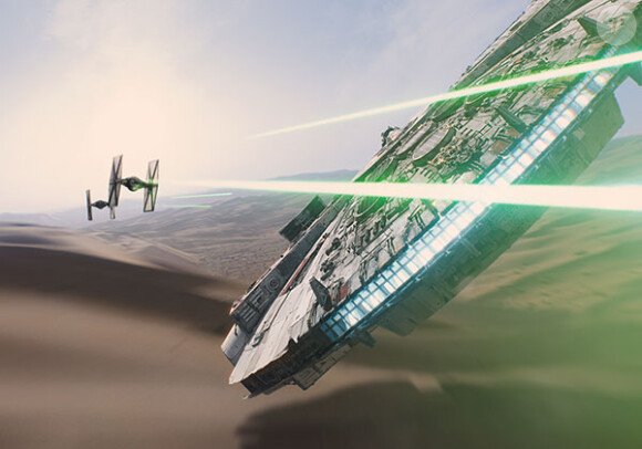 Image officielle du film Star Wars : Le Réveil de la force avec le Faucon Millenium.