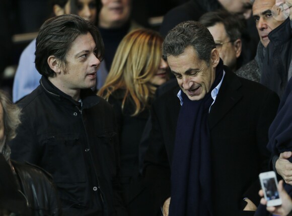 Benjamin Biolay et Nicolas Sarkozy au Parc des Princes lors de PSG-Nice (1-0) le 29 novembre 2014. 