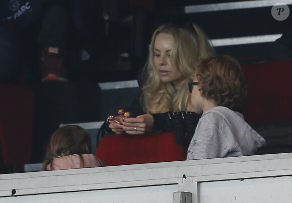 Helena Seger, épouse de Zlatan Ibrahimovic, et son fils Maximilian au Parc des Princes lors de PSG-Nice (1-0) le 29 novembre 2014. 