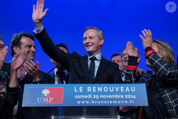 Bruno Le Maire, entouré de ses collaborateurs, assiste aux résultats de l'élection pour la présidence de l'UMP en direct de l'hôtel Pullman Montparnasse à Paris, le 29 novembre 2014.