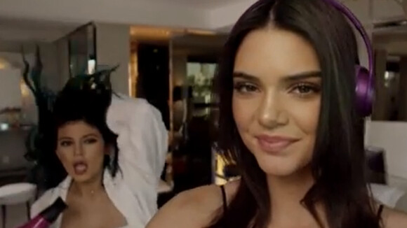 Kendall Jenner : Mère Noël sexy en lingerie, poupée piquante avec sa soeur Kylie