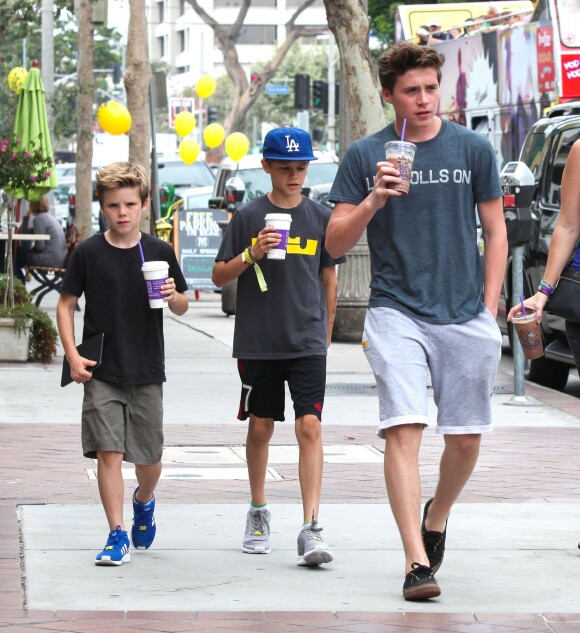 David Beckham et ses fils Brooklyn, Romeo et Cruz vont prendre un café après leur cours de gym à Brentwood, le 15 juillet 2014