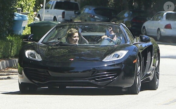 Exclusif - David Beckham emmène son fils Brooklyn faire un tour dans son bolide, une McLaren spider, dans les rues de Beverly Hills le 23 août 2013