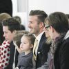 David Beckham avec ses enfants Brooklyn, Romeo, Cruz et la petite Harper lors du défilé Victoria Beckham à l'occasion de la Mercedes-Benz Fashion Week de New York le 9 février 2014