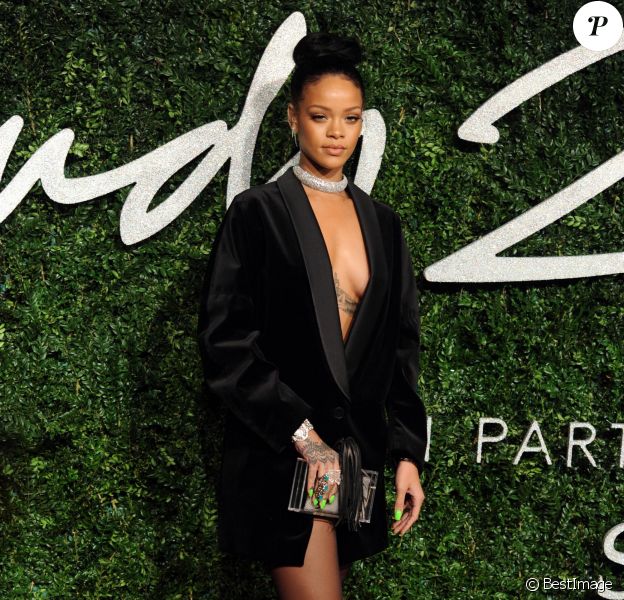 Rihanna, habillée d'une veste Stella McCartney, d'une pochette Charlotte Olympia et de sandales Giuseppe Zanotti, assiste aux British Fashion Awards 2014 au London Coliseum. Londres, le 1er décembre 2014.