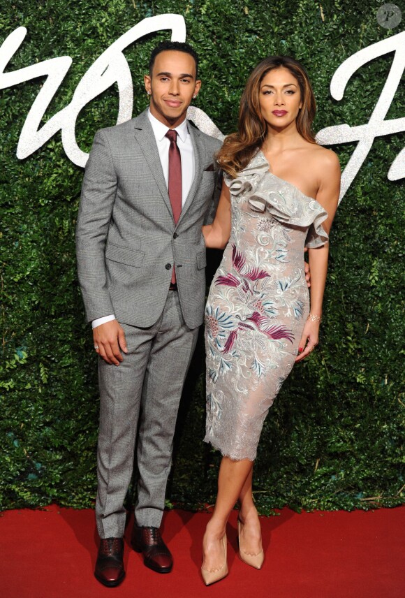 Lewis Hamilton et Nicole Scherzinger assistent aux British Fashion Awards 2014 au London Coliseum. Londres, le 1er décembre 2014.
