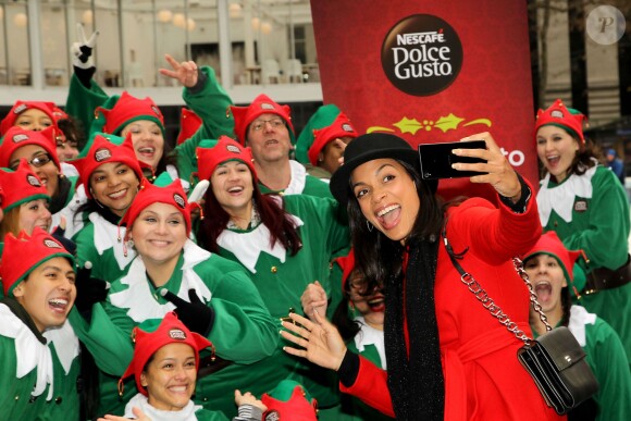 Rosario Dawson fait de la promo pour l'association caritative de Nescafé à New York le 2 décembre 2014