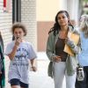 Rosario Dawson et une fillette de 12 ans à Los Angeles le 30 octobre 2014. Il pourrait bien s'agir de l'enfant que l'actrice vient d'adopter
