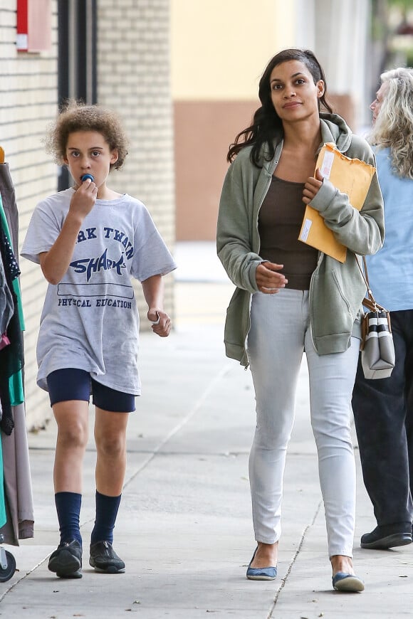 Rosario Dawson et une fillette de 12 ans à Los Angeles le 30 octobre 2014. Il pourrait bien s'agir de l'enfant que l'actrice vient d'adopter